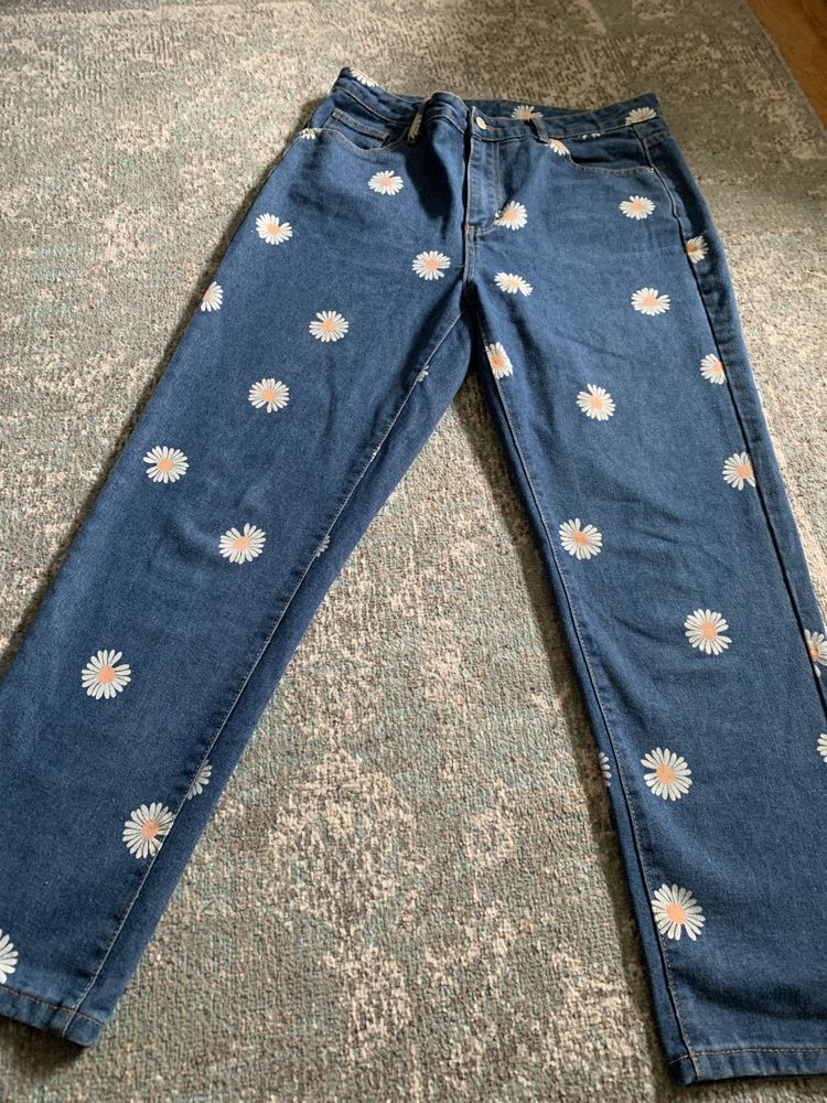 Spodnie jeans w stokrotki