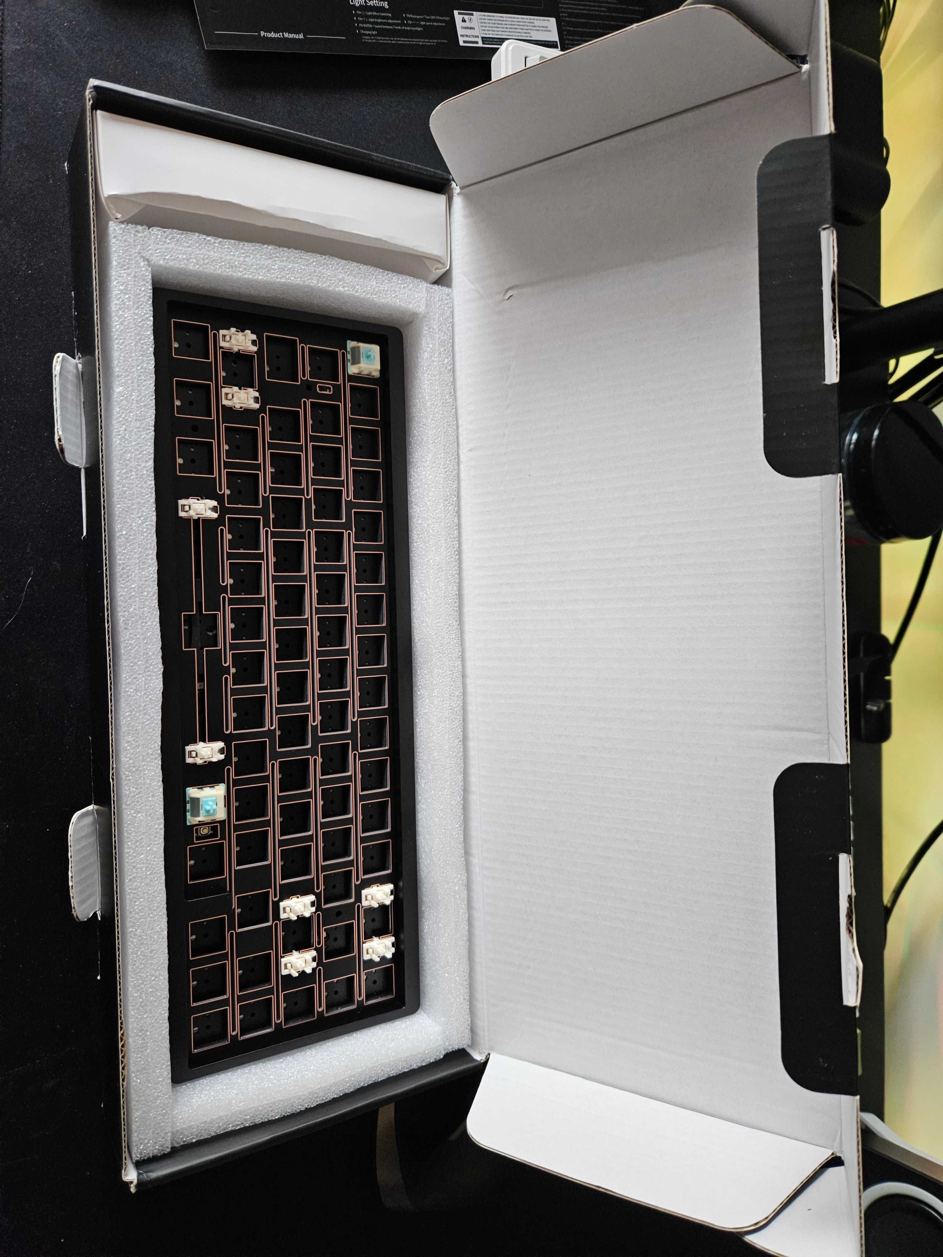 Weikav  Lucky65 V2 – Teclado Mecânico 65% (Novo, Sem Switches/Teclas)