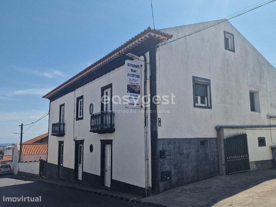 Três moradias e um bar, café, restaurante nos Arrifes, Ponta Delgada