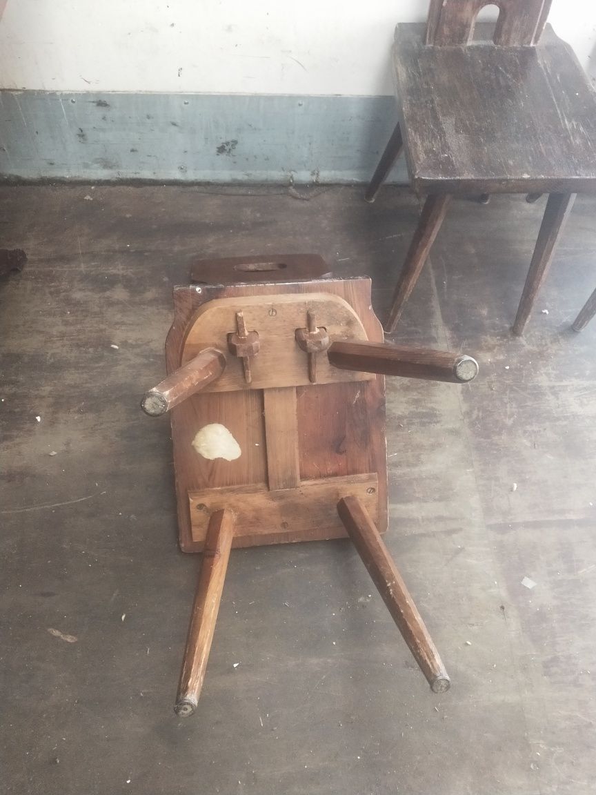 Krzesła antyki kuchenne PRL drewniane lite drewno