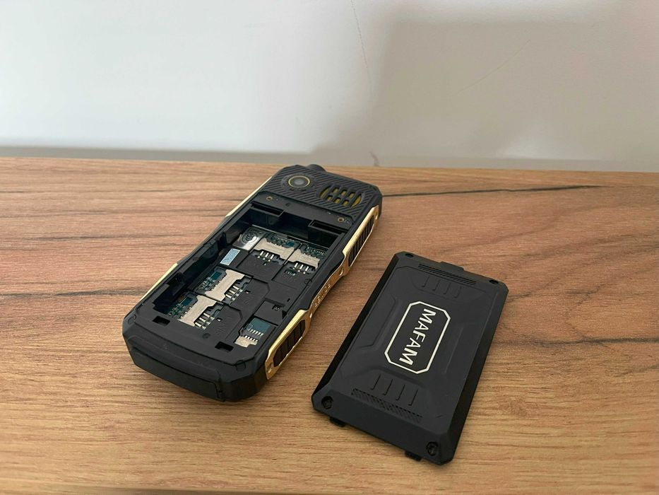 Telefon MAFAM z 4 slotami na karty SIM multisim