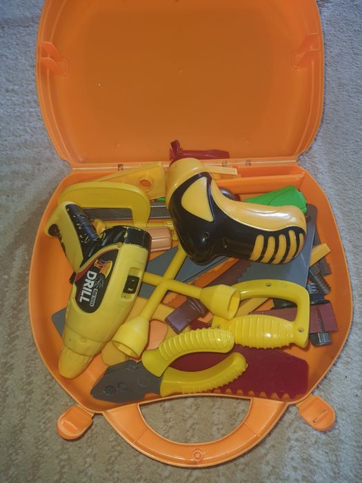 Набір інструментів. Інструменти дитячі. Каска.