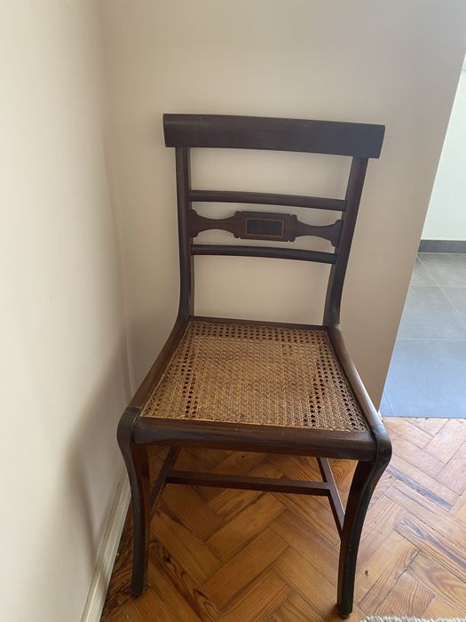 Mesa de madeira e cadeiras em palhinha