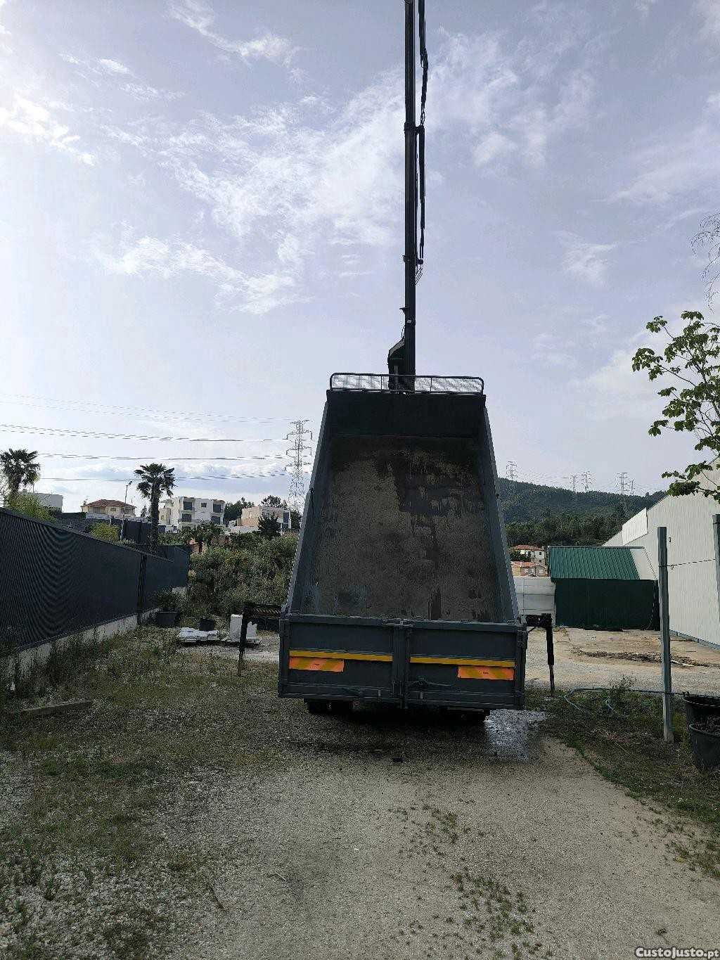 Camião DAF tribasculante com grua HIAB 122xs