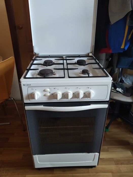 Плита газовая Indesit,идеальное состояние!