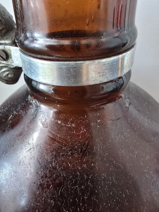 Stara butelka po piwie z ozdobnym uchwytem