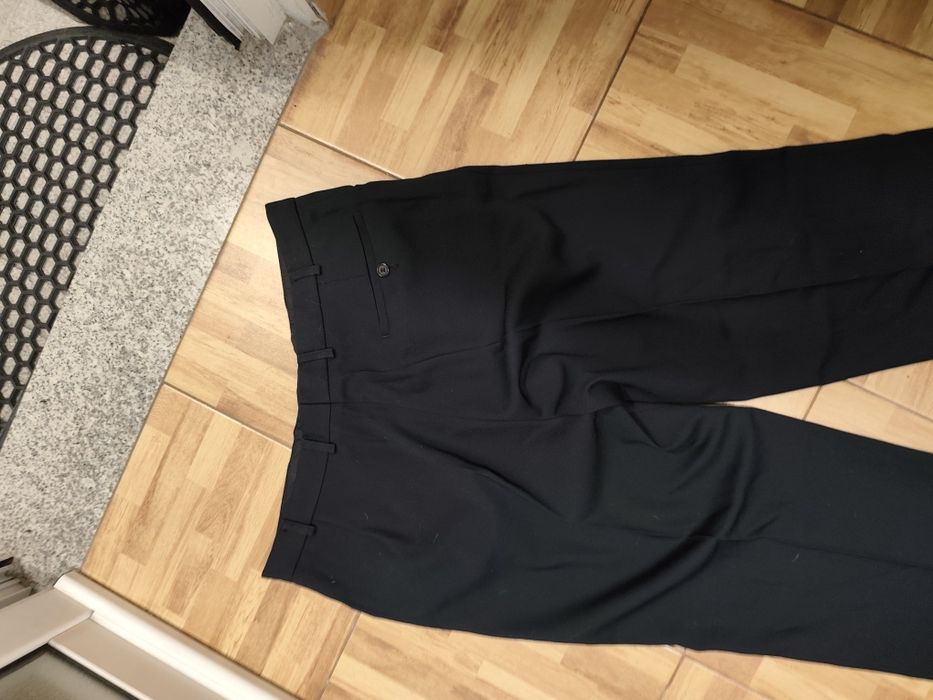 Fato verde escuro quase parece preto