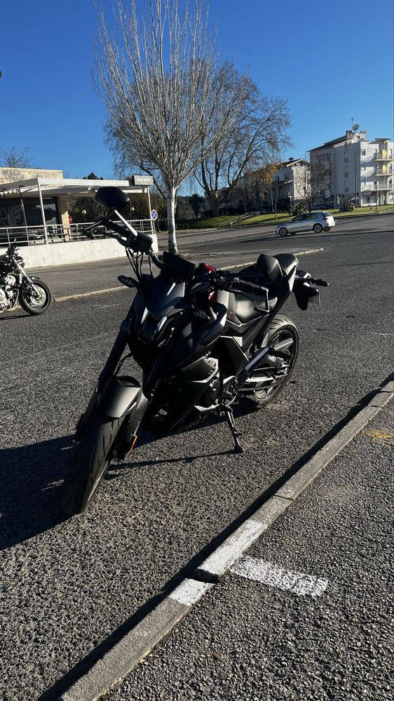 Zontes 125U LCD 8500 km como nova na garantia