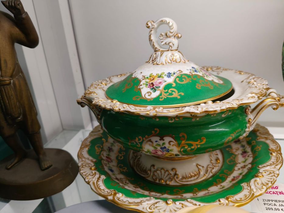 Порцелянова супниця ) на тарілці від Jacob Petit