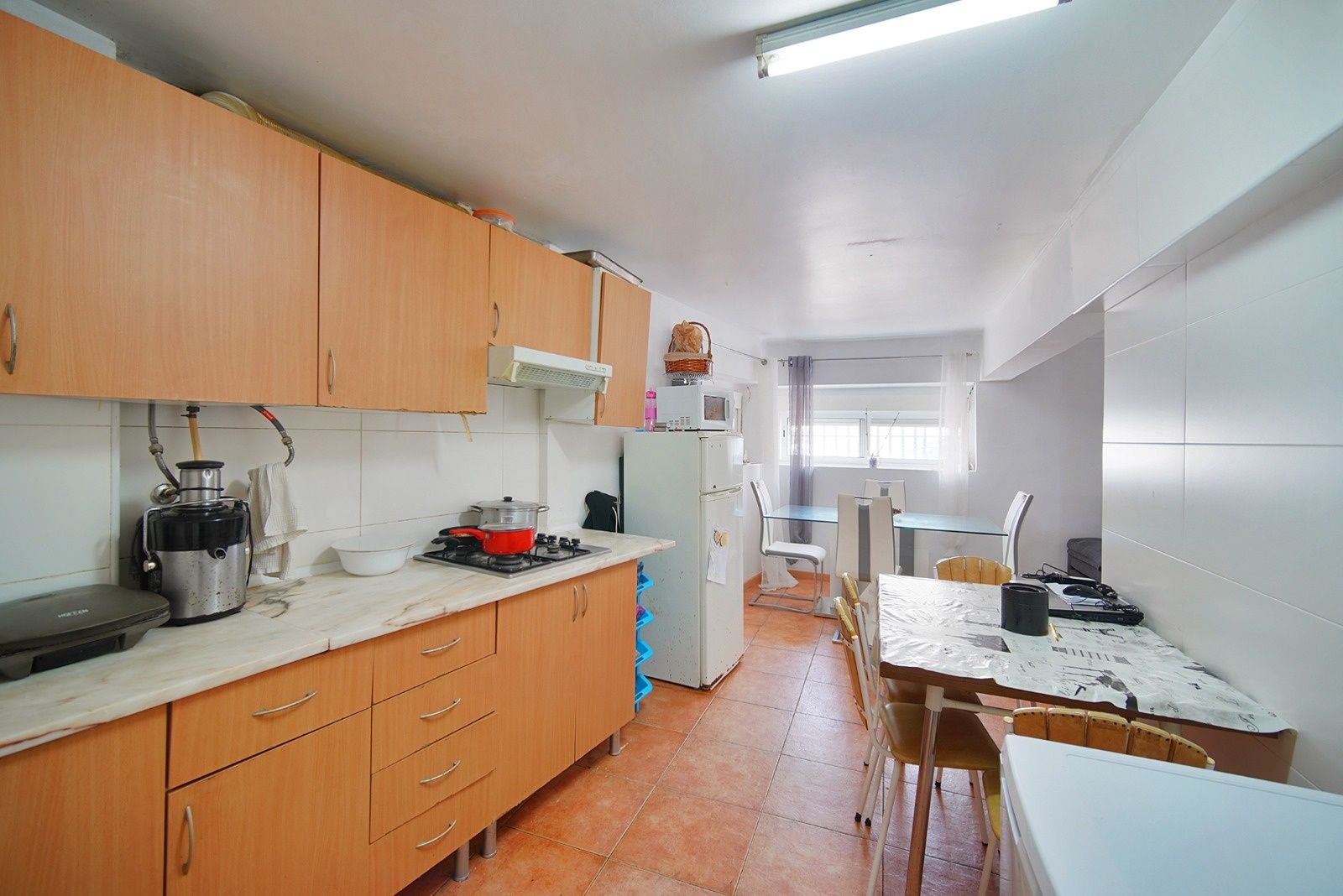 Armazém com apartamento independente