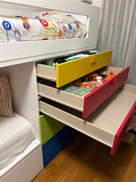 Beliche com arrumação e colchões incluídos