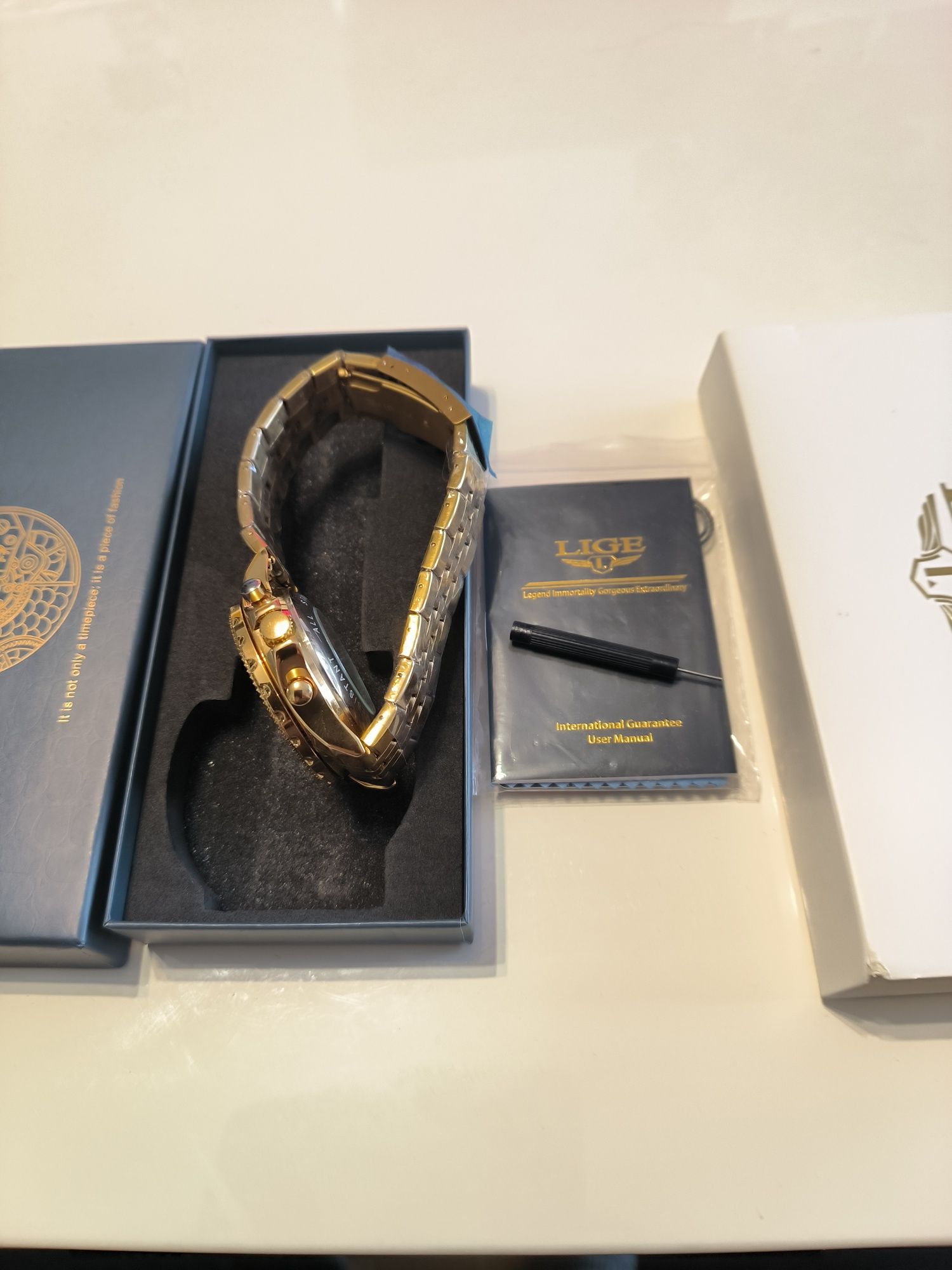 Zegarek Lige męski z Tourbillonem , złoty i duży .