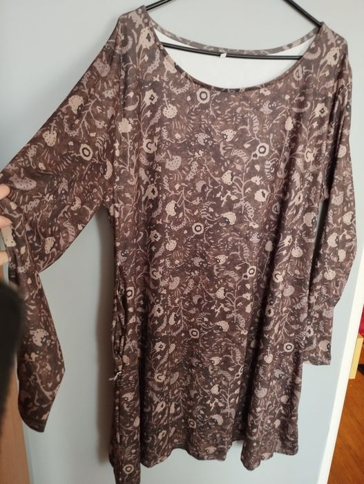 Brązowa rozkloszowana sukienka tunika wzory wzorki 44 46