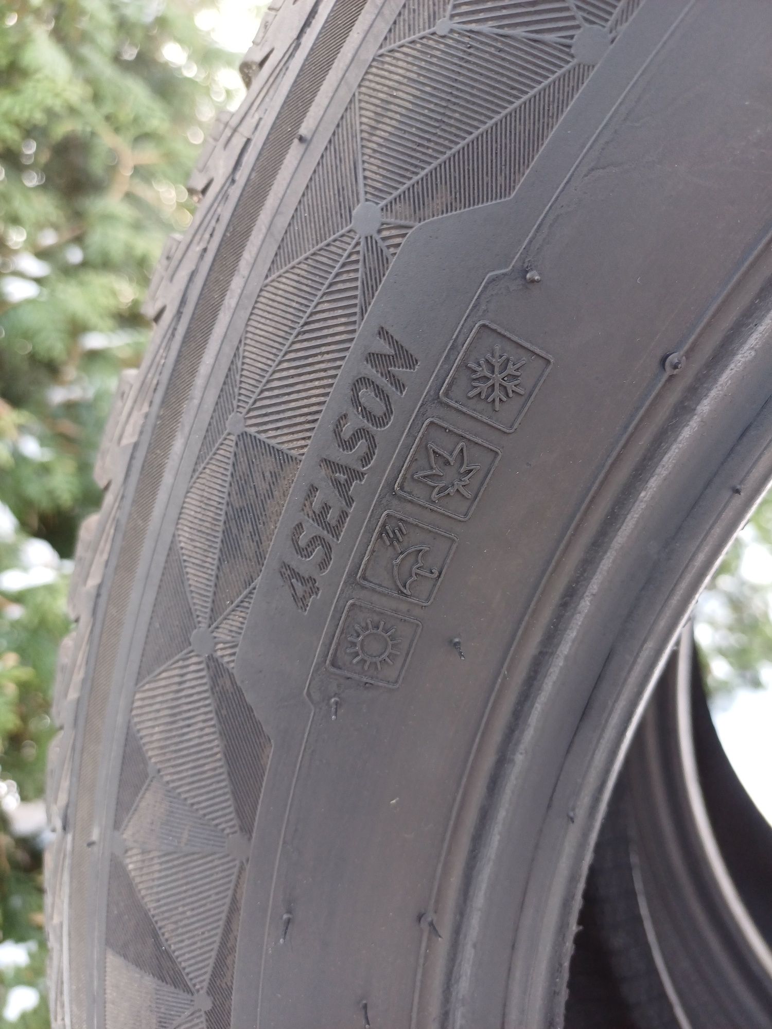 225/55/18 Sprzedam parę opon całorocznych Kumho