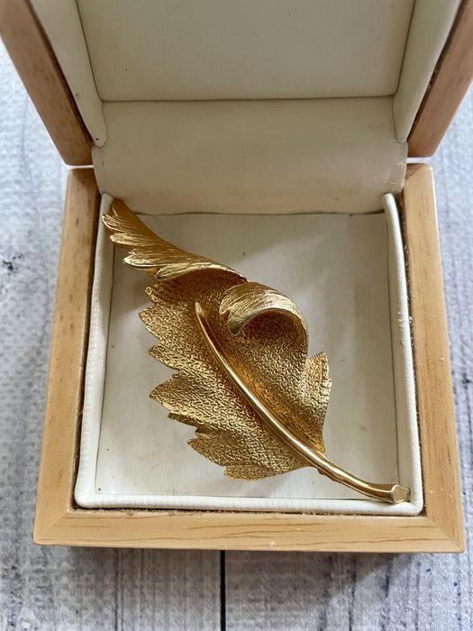Coro вінтажна брошка листок золотиста американський вінтаж