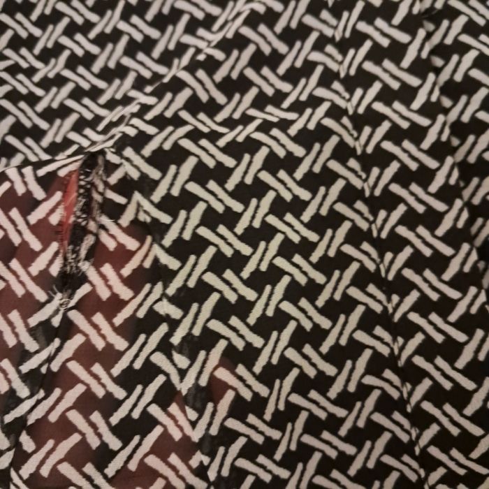 Zwiewna jesienna wzorzysta sukienka koszulowa