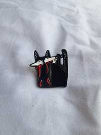 Przypinka pin pins wpinka broszka kot z nożem morderca krew horror emo