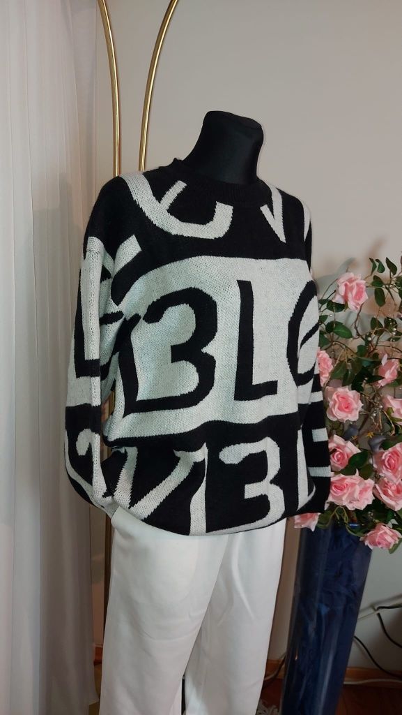 Swetr biało czarny oversize