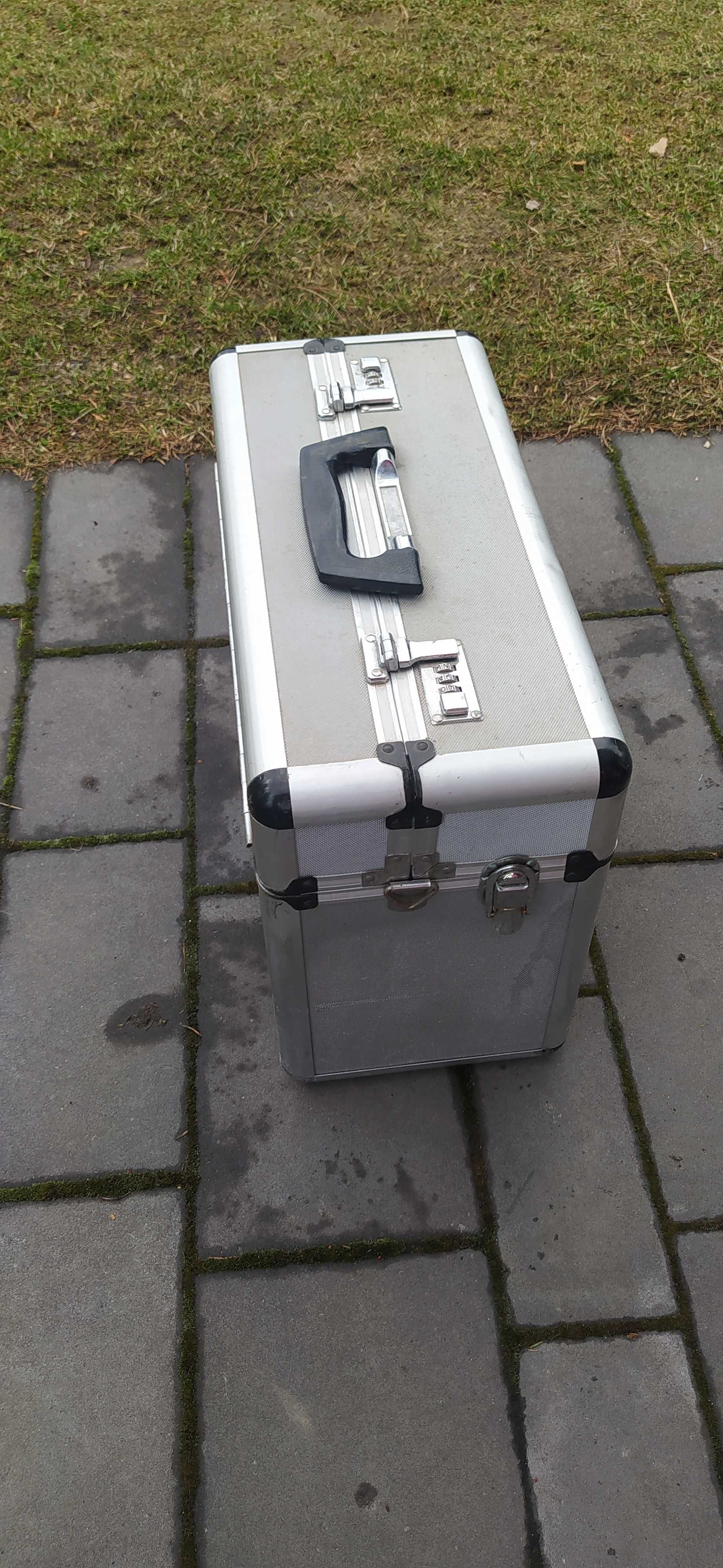 Metalowa walizka na zawiasie duża masywna skrzynia