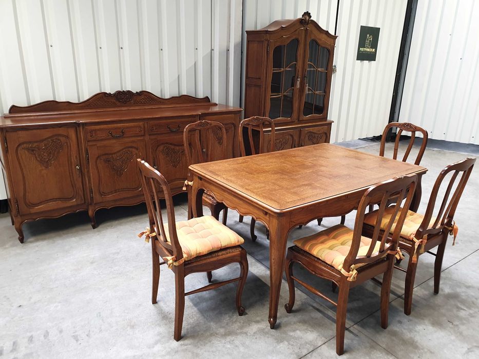 Piękna jadalnia ludwikowska komoda, witryna i stół i sześć krzeseł.