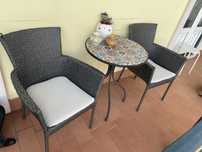 mesa e cadeiras de exterior (gato preto)