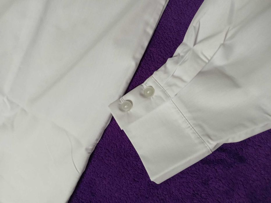 Біла жіноча сорочка