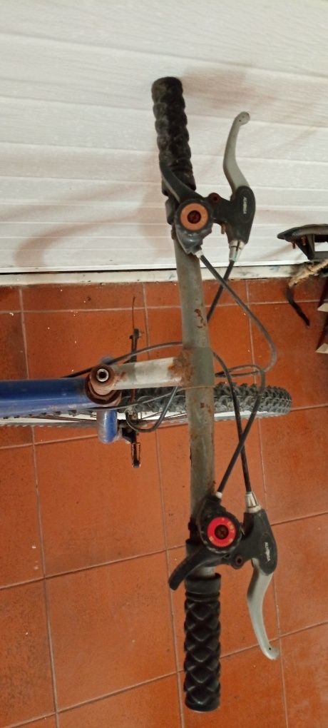 Bicicleta BTT adulto a precisar de reparação desocupar