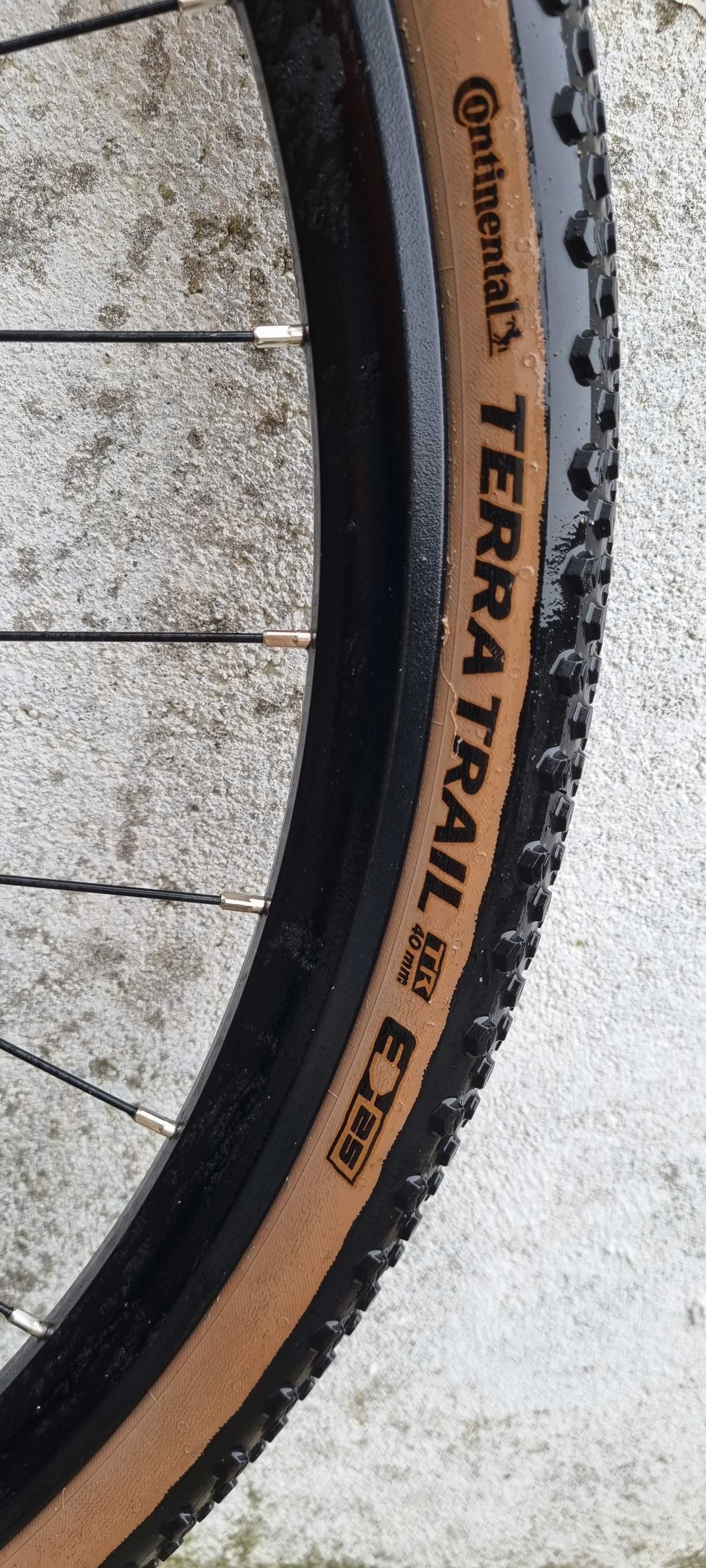 Rodas estrada/gravel com pneus