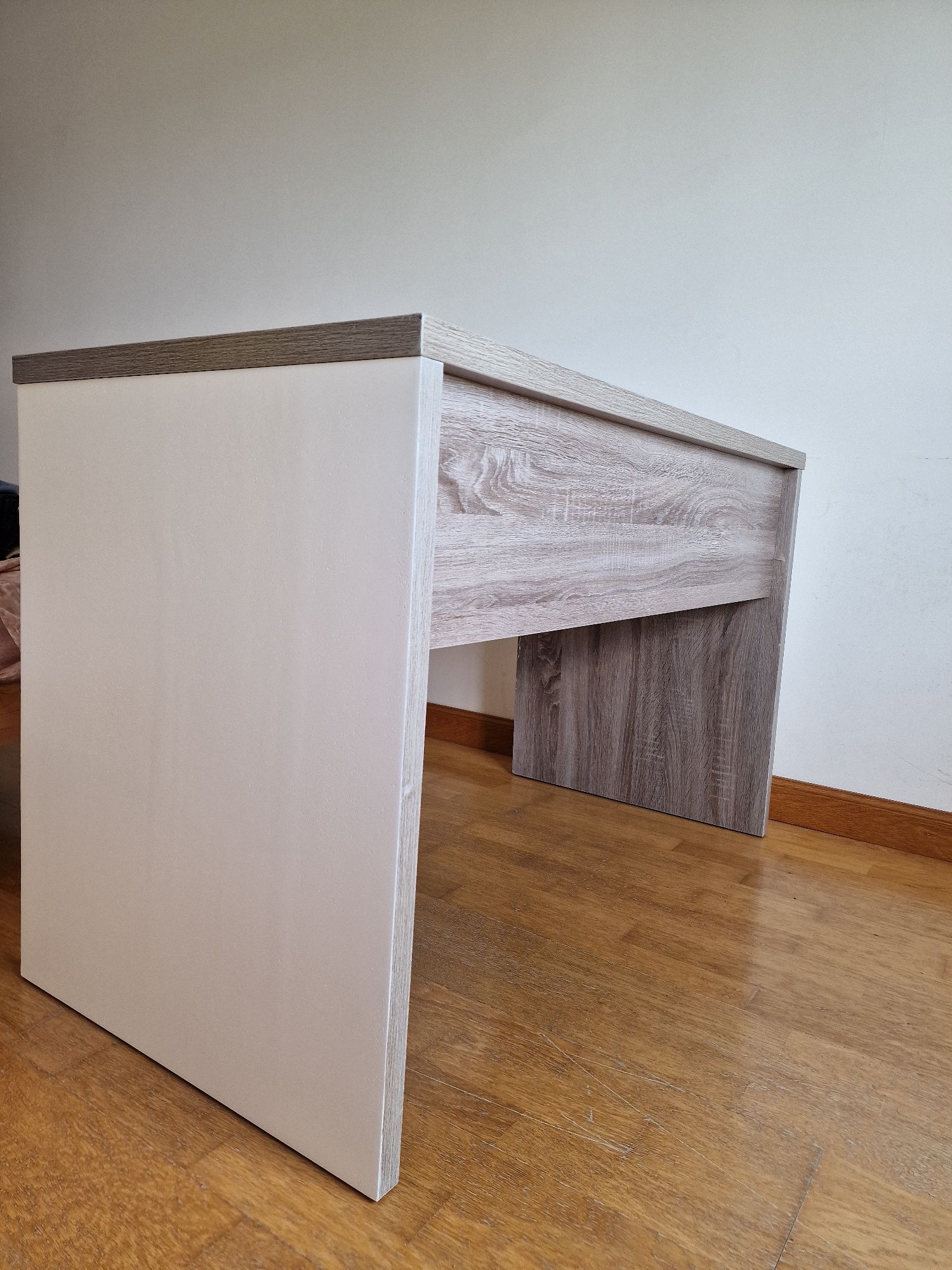 Mesa de escritório em madeira compensada, branca/cinzenta