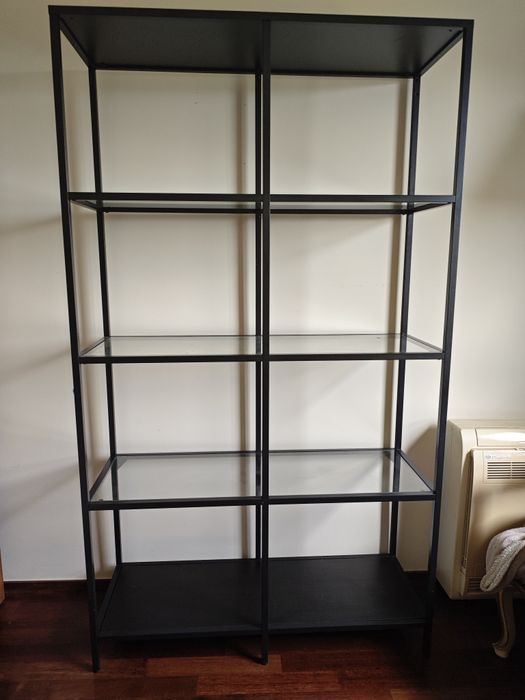 Estantes metálicas e vidro.