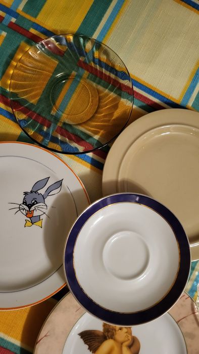 PRL Zestaw różnych talerzyków deserowych.