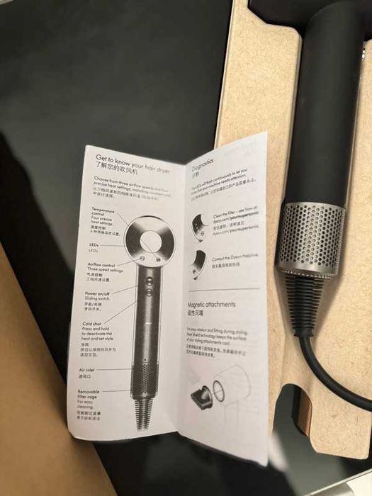 Suszarka Dyson Supersonic Origin w kolorze czarny nikiel.