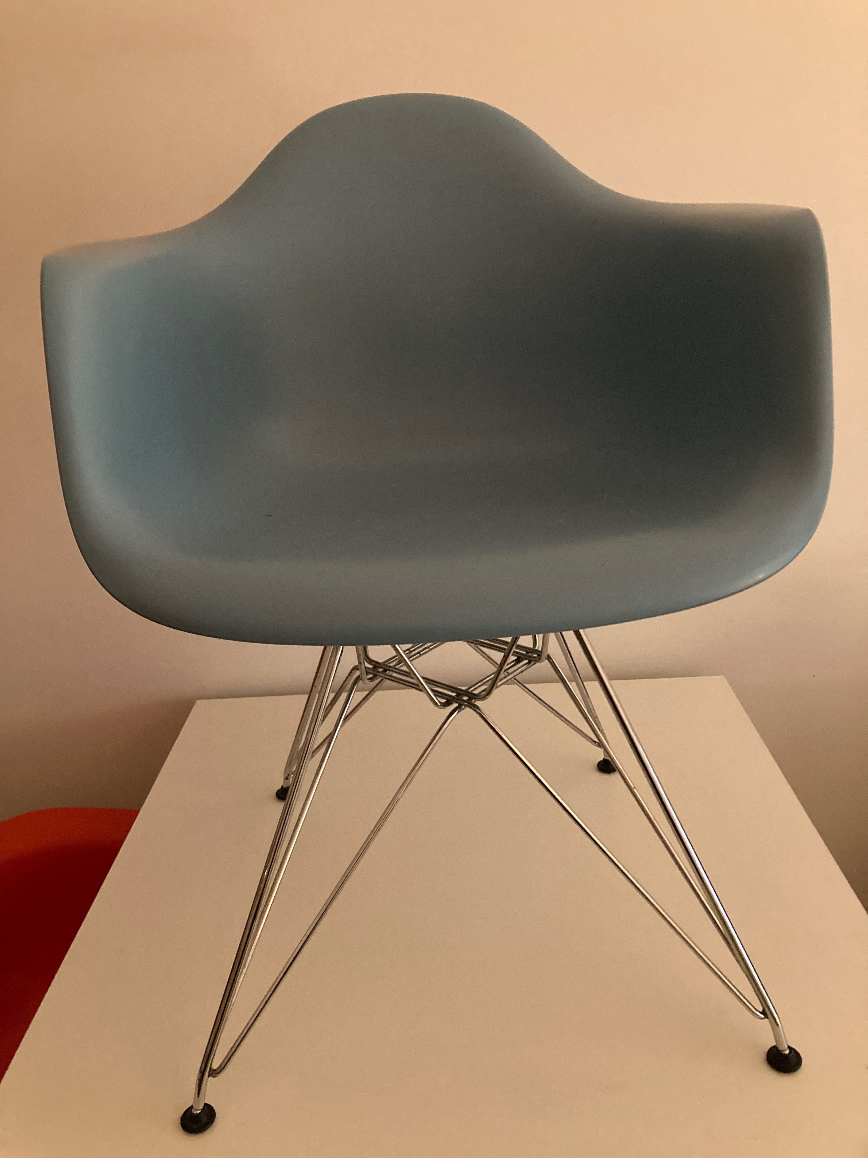 Cadeira original azul Charles & Ray Eames da Vitra