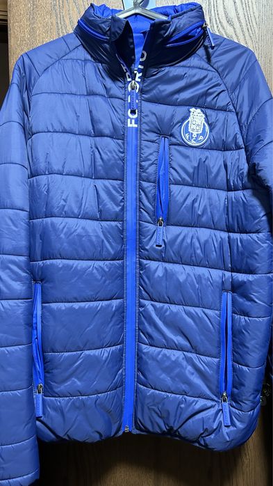 Varios casacos homem e mulher