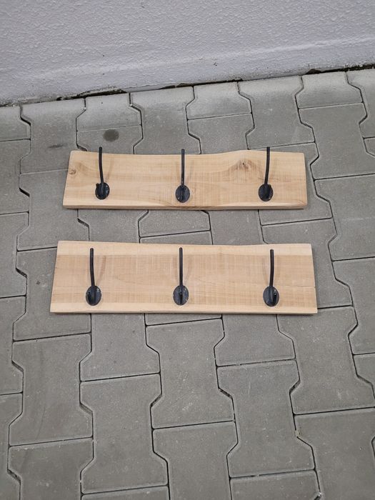 Dwa wieszaki ścienne, naturalne drewno.