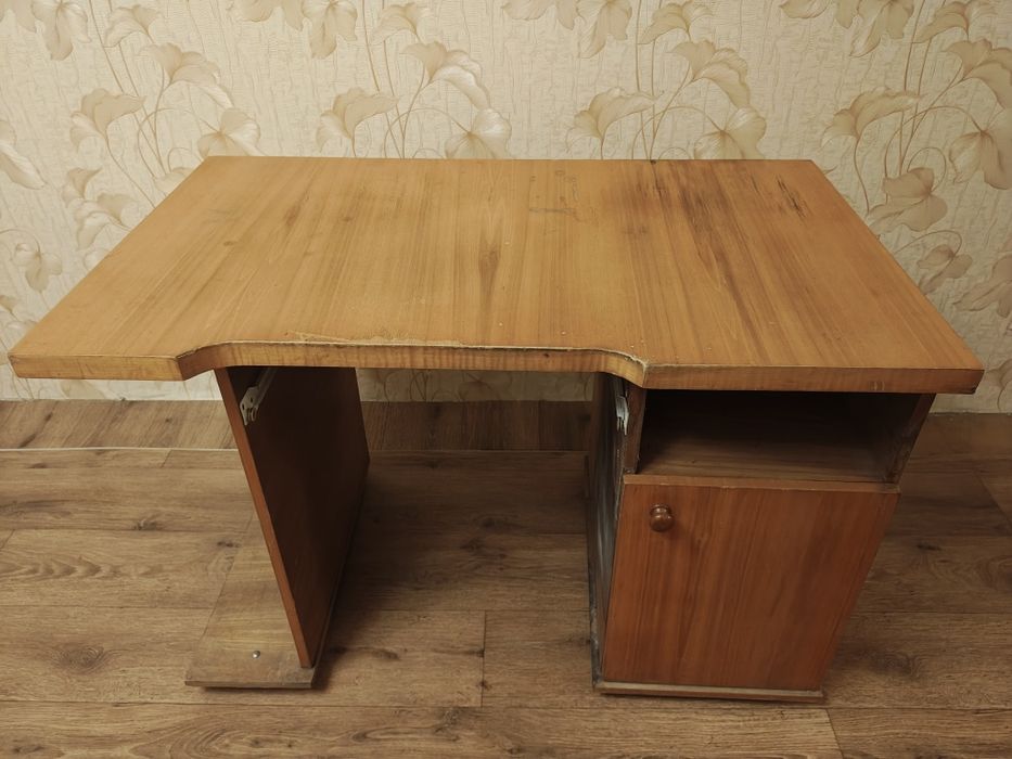 Комп'ютерний стіл