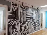 Aplicação de papel de parede, vinil e painéis decorativos