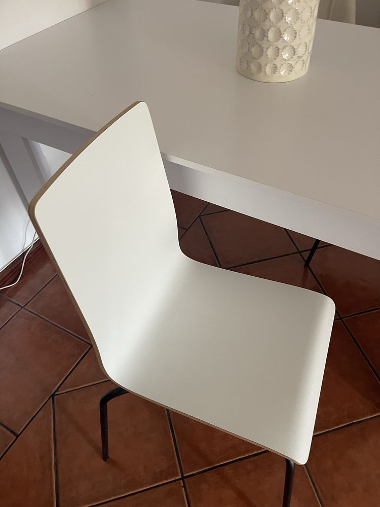 Mesa e cadeiras