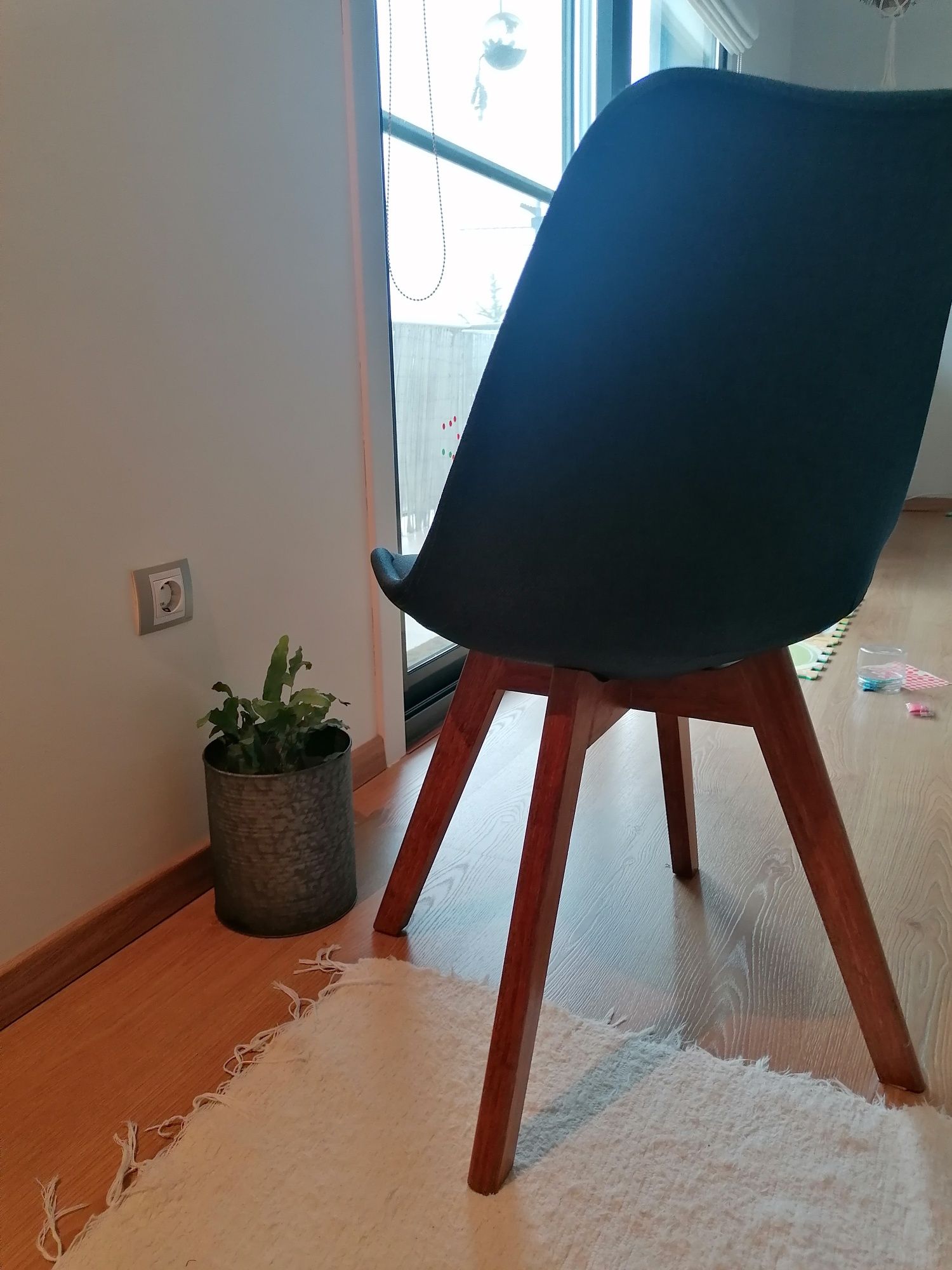 Cadeira estofada com pé em madeira