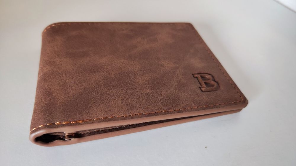 Carteira em pele cor de café