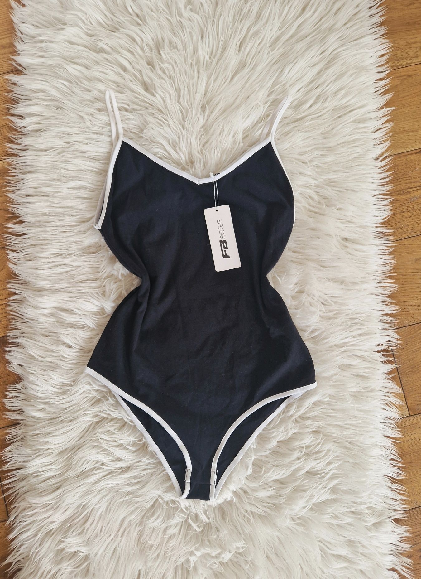 New Yorker XL 42 44 czarne bawełniane body z białą lamówką