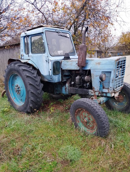 Трактор МТЗ-80 на ходу
