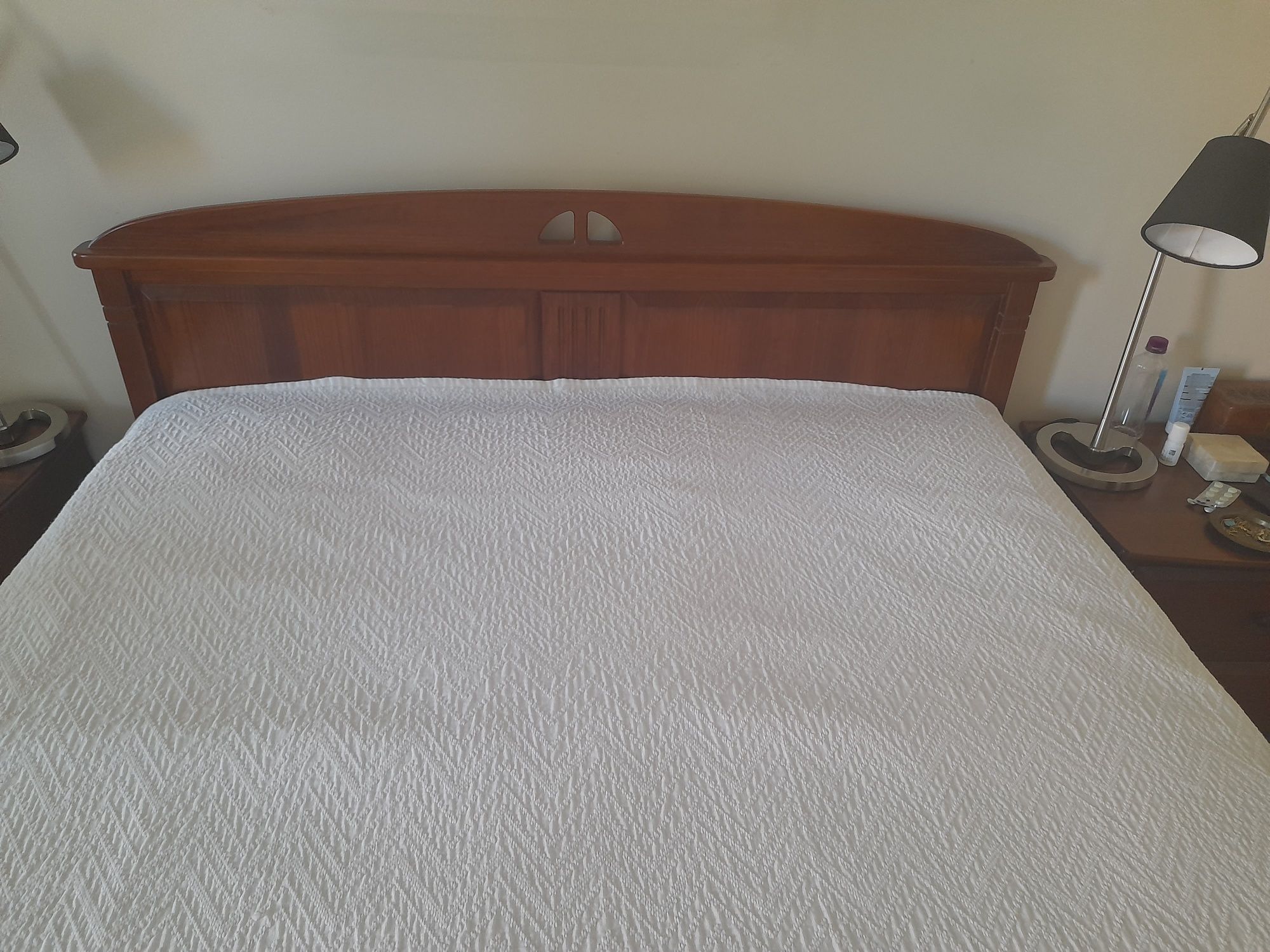 Cama de casal e 2 mesas cabeceira de pinho maciço da antiga StClaire