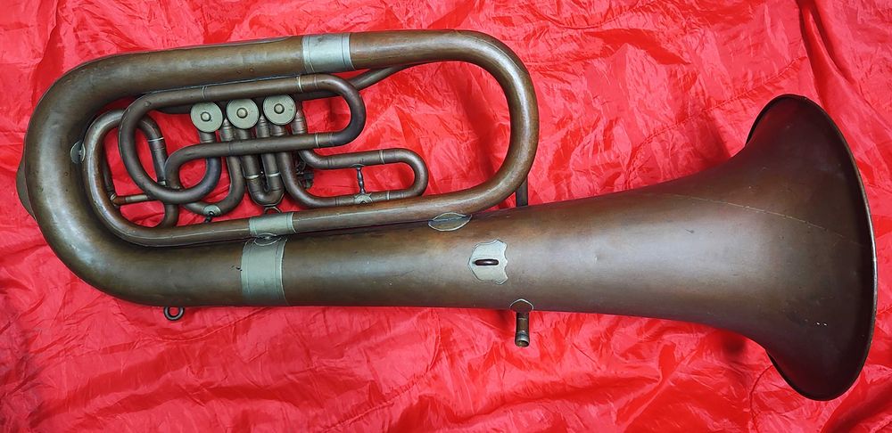 Tuba basowa w stroju F