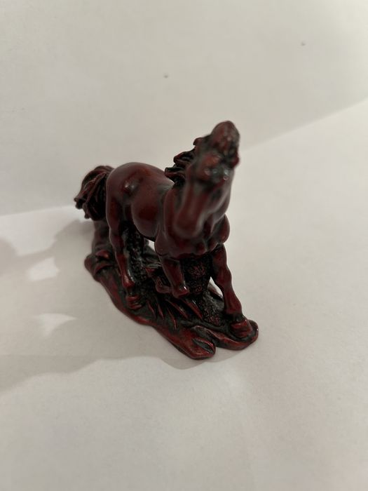 Figurka konia w kłusie