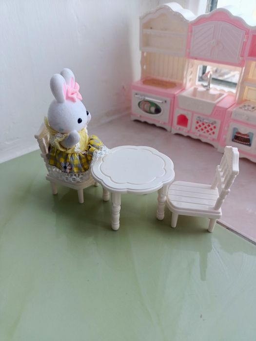 Продам іграшкову міні кухню з посудом та зайчиком