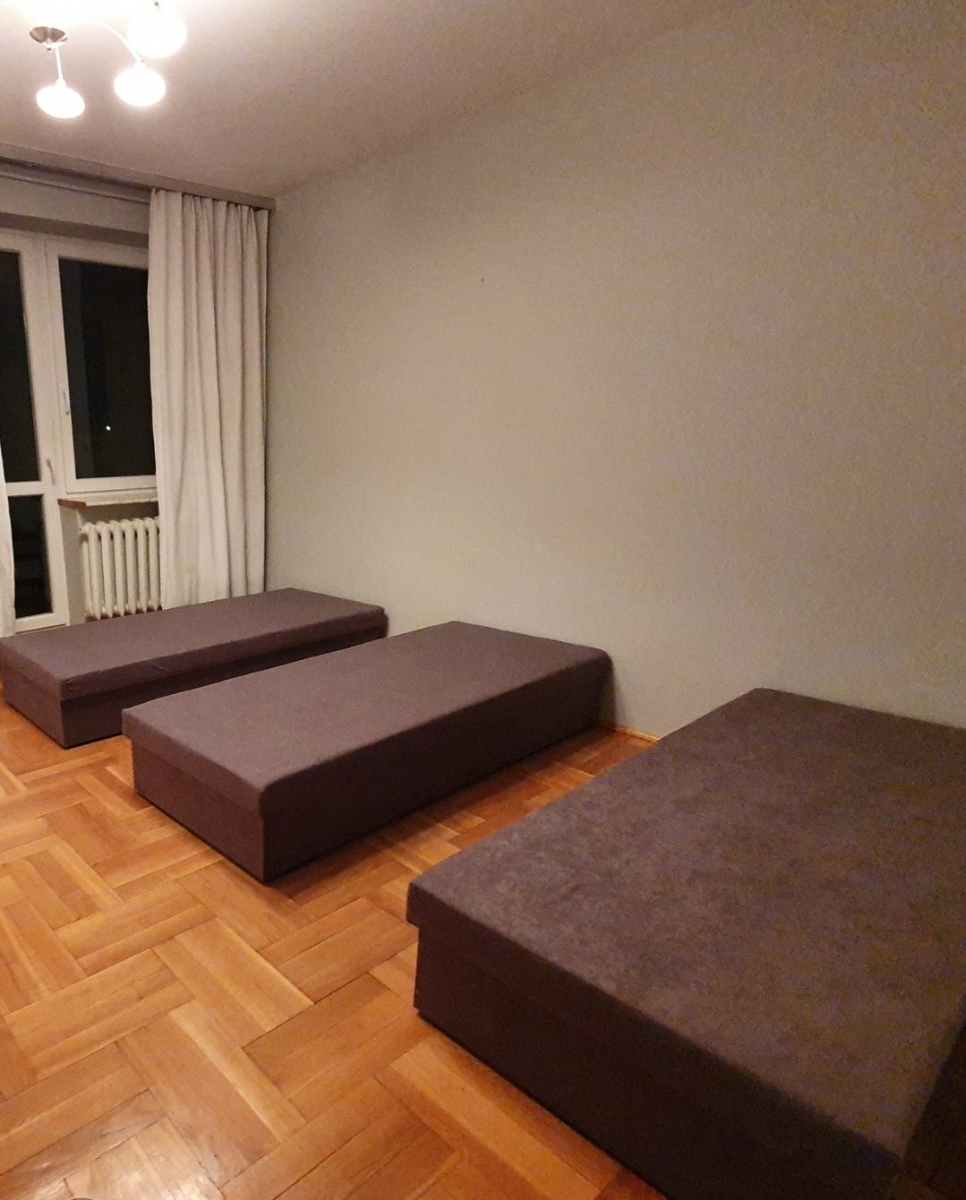 Tapczan, łóżko ze schowkiem. Hostel, kwatera, hotel