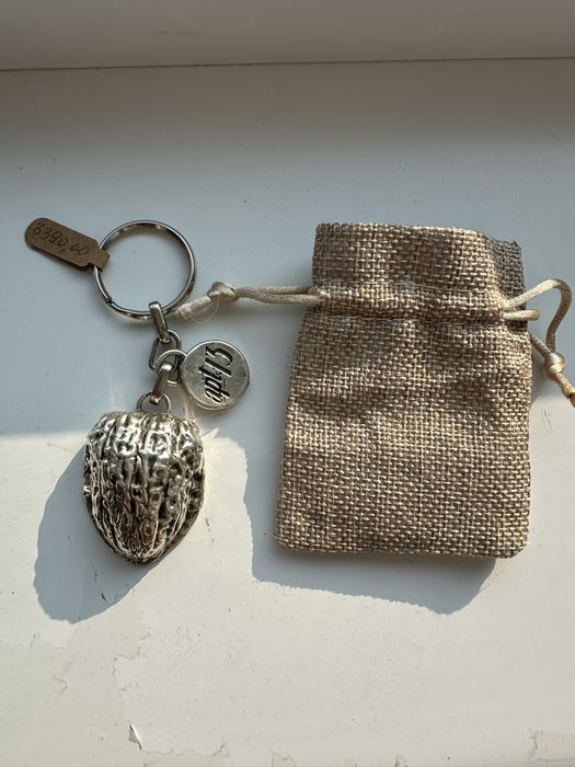 Новий брелок/сувенір срібний горіх, ручна робота