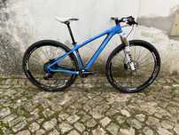 Bicicleta btt em carbono roda 29 quandro M