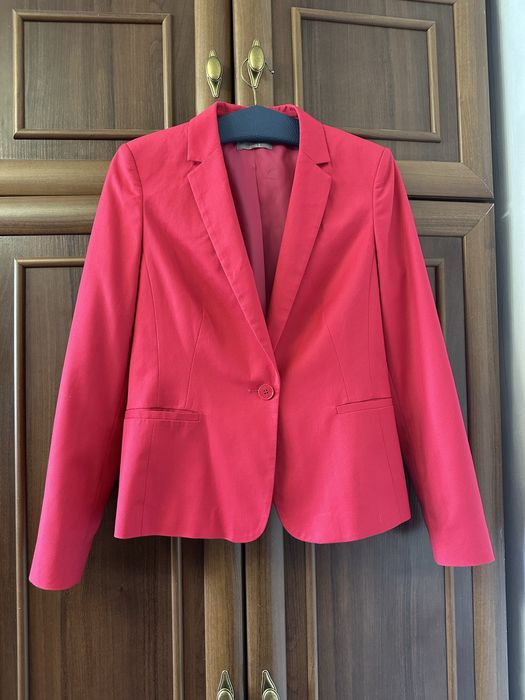Стильний рожевий піджак прямого крою